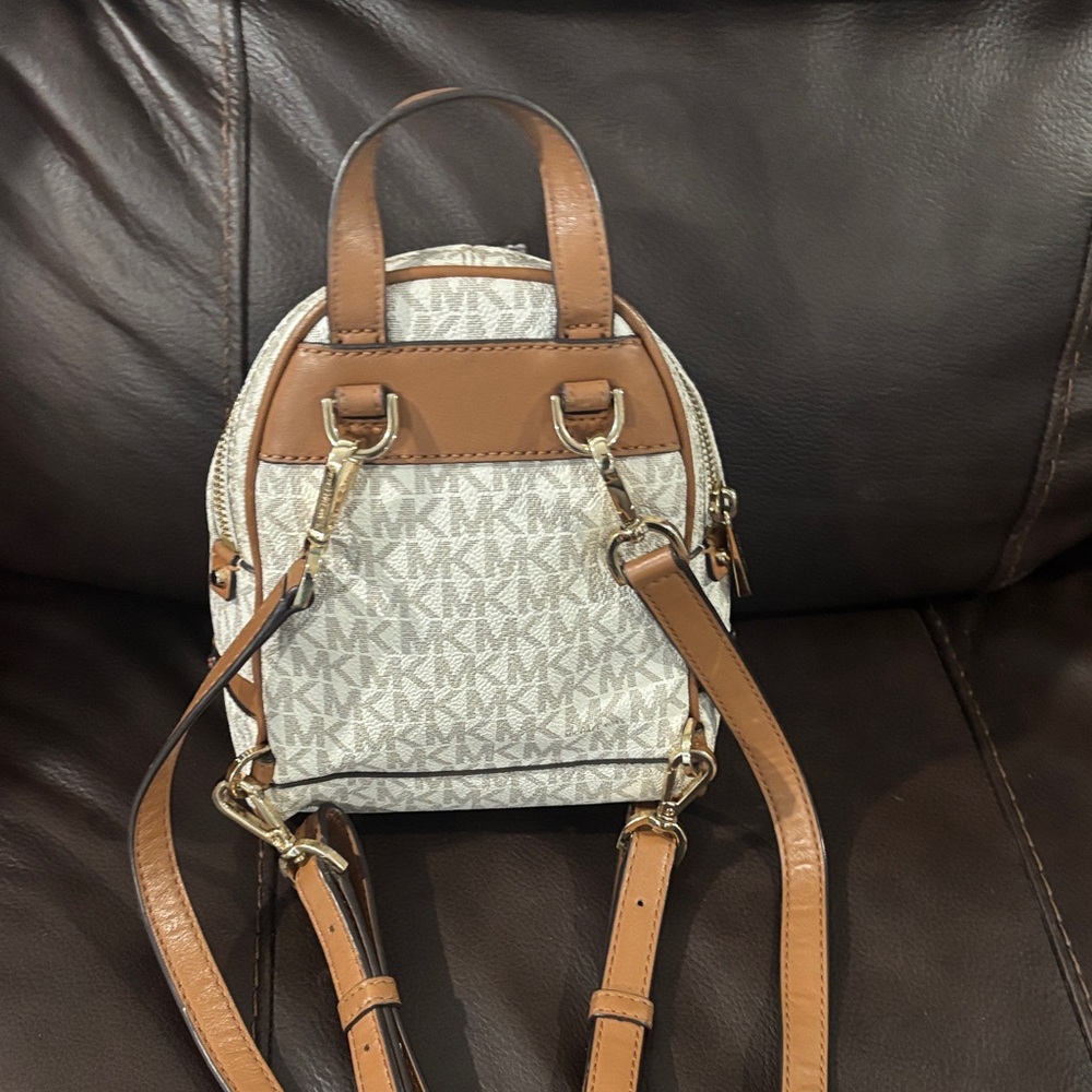 Michael Kors Womens Rhea

Mini Backpack White... - Picture 4 of 9